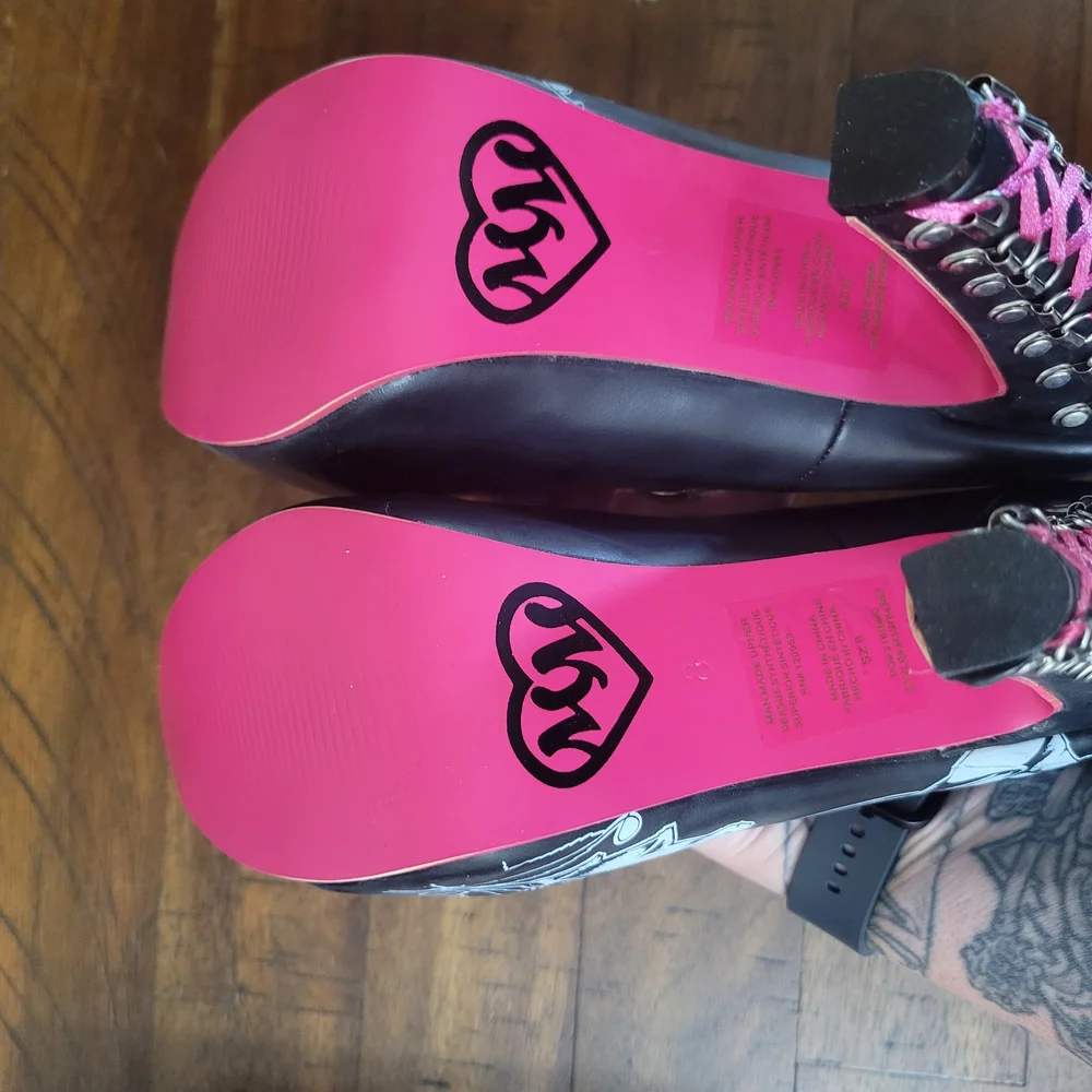 Metal Mulisha Black and Pink Heels with Striking Design - Picture 5 of 7